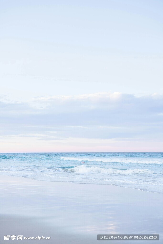 宁静海滩 蔚蓝大海与天空