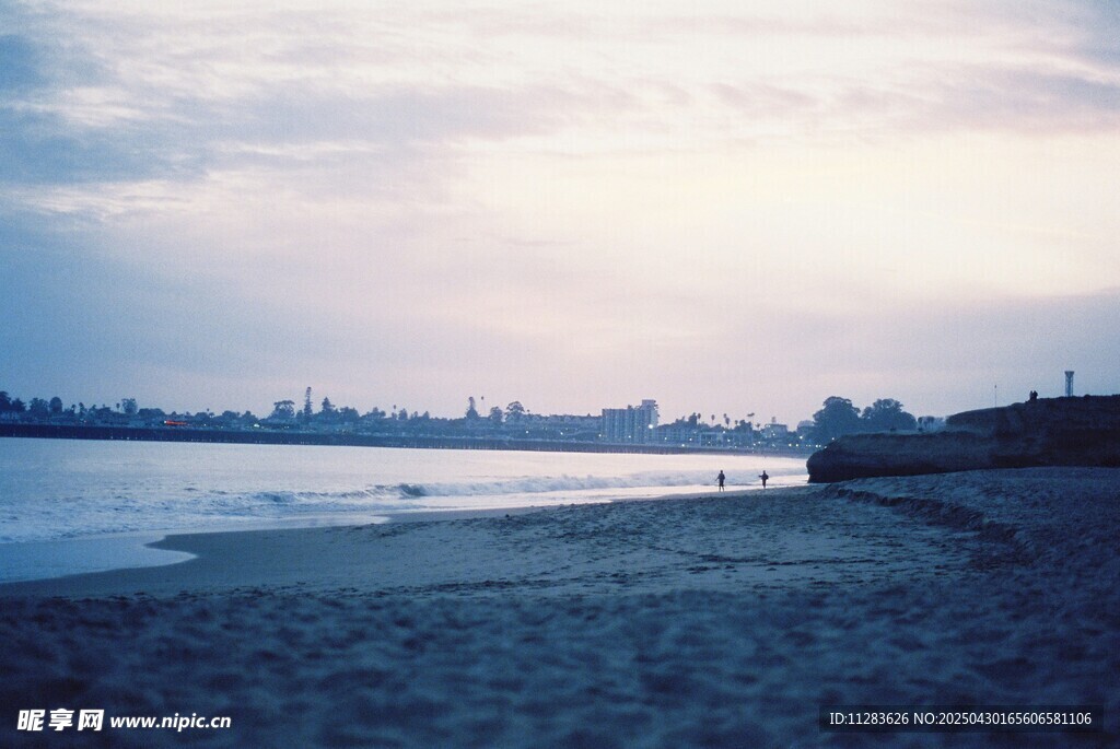 海滨城市黄昏沙滩美景