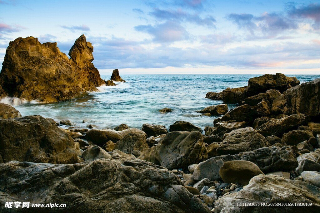 海边嶙峋礁石与壮阔海景