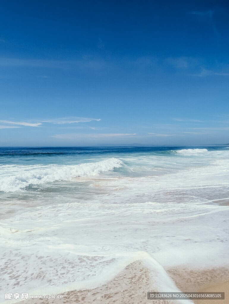 美丽海滩海浪与蓝天
