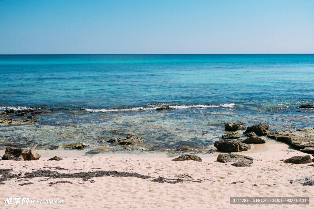 美丽海滨沙滩与湛蓝海水