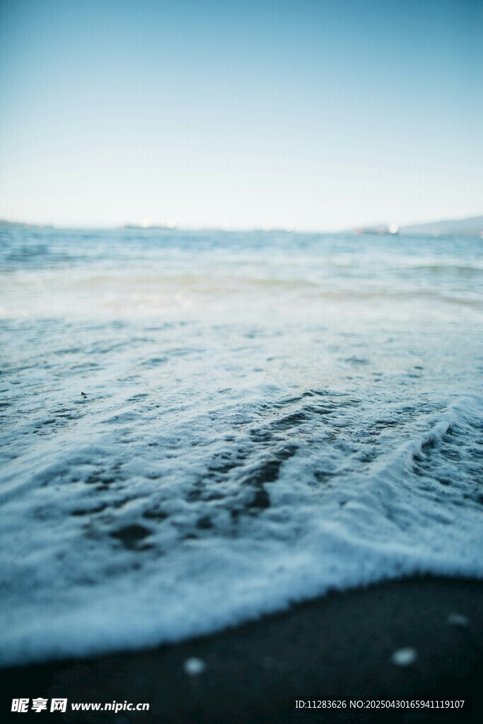 海边浪花轻拍沙滩景象