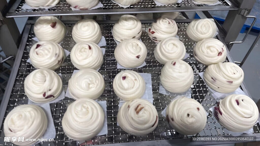 烘焙架上的花卷