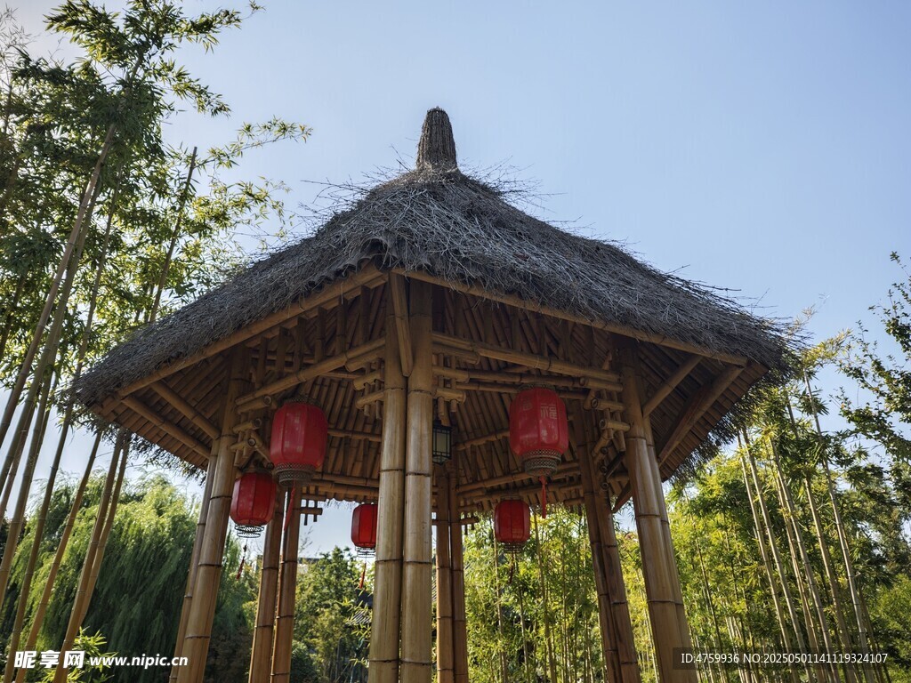 中式竹亭挂红灯笼