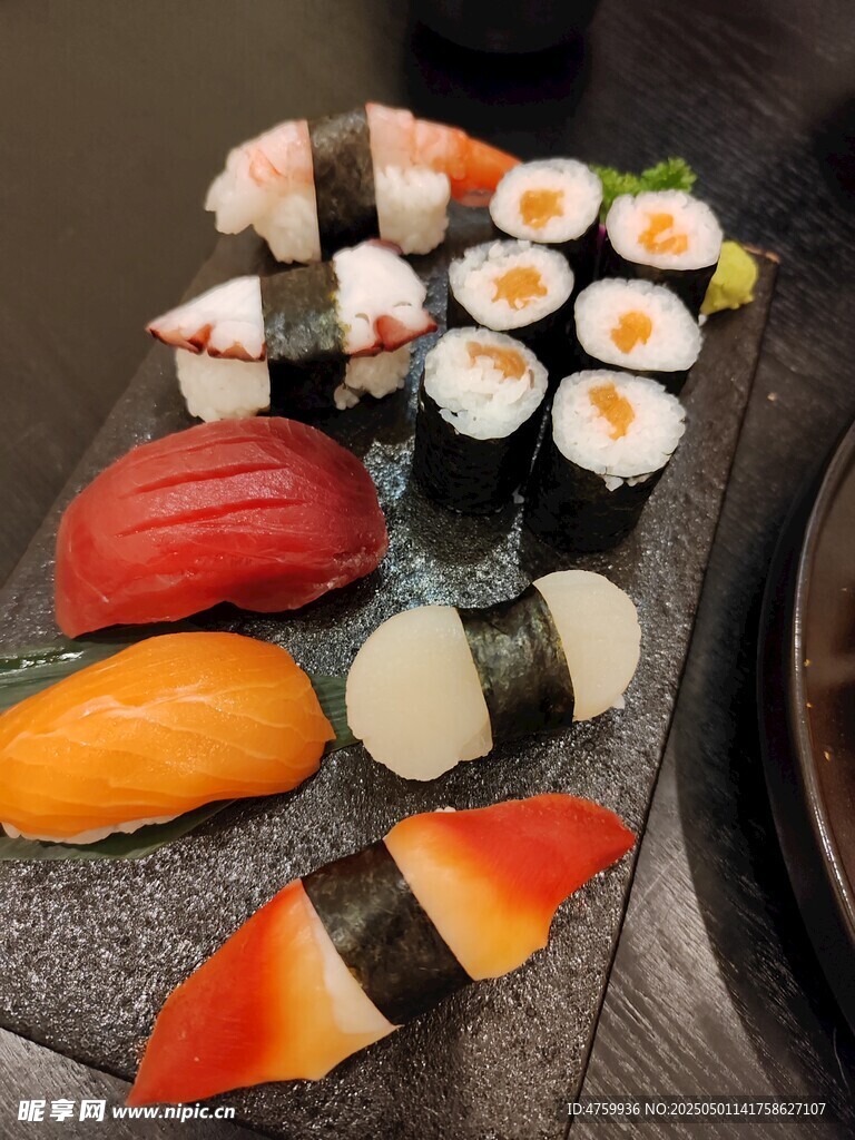 多样美味寿司拼盘展示