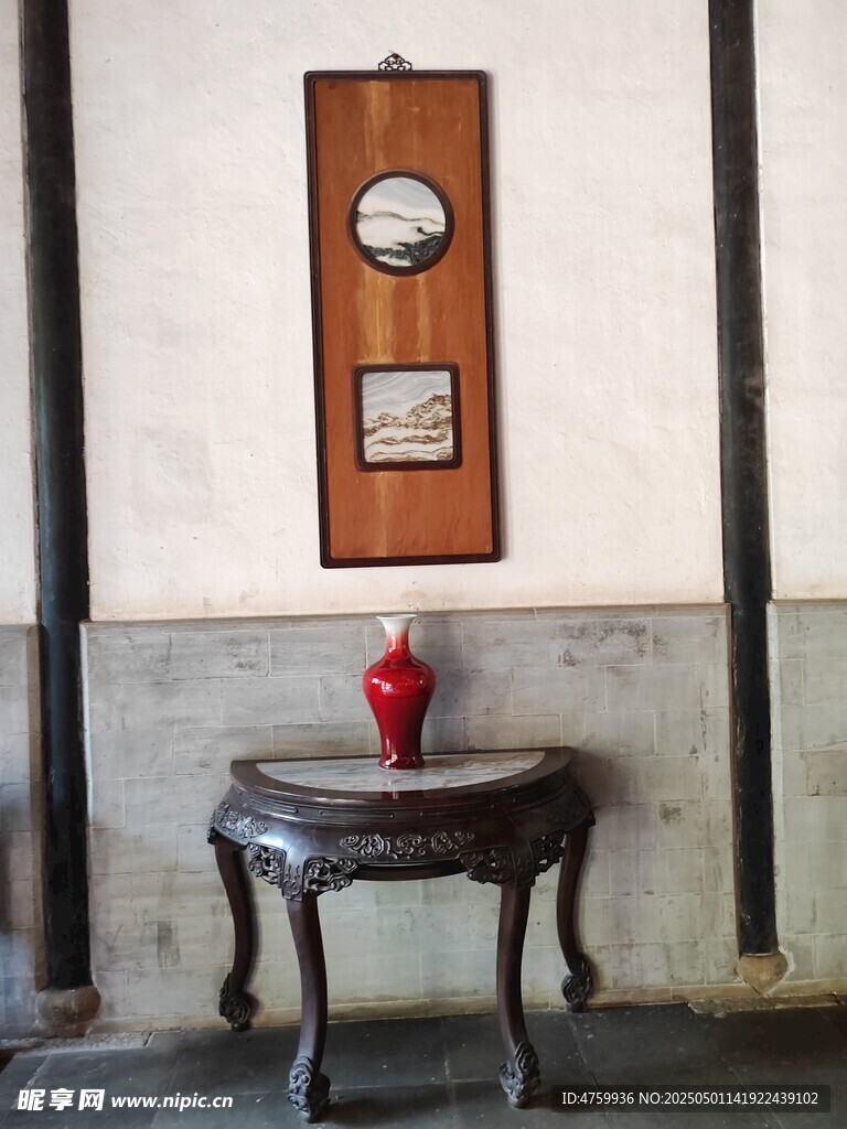 中式案几配墙上装饰物件