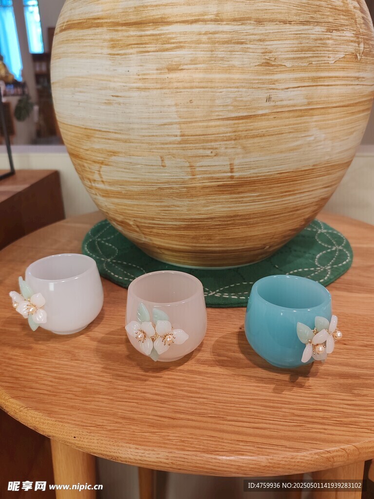 木桌上的陶瓷摆件与容器