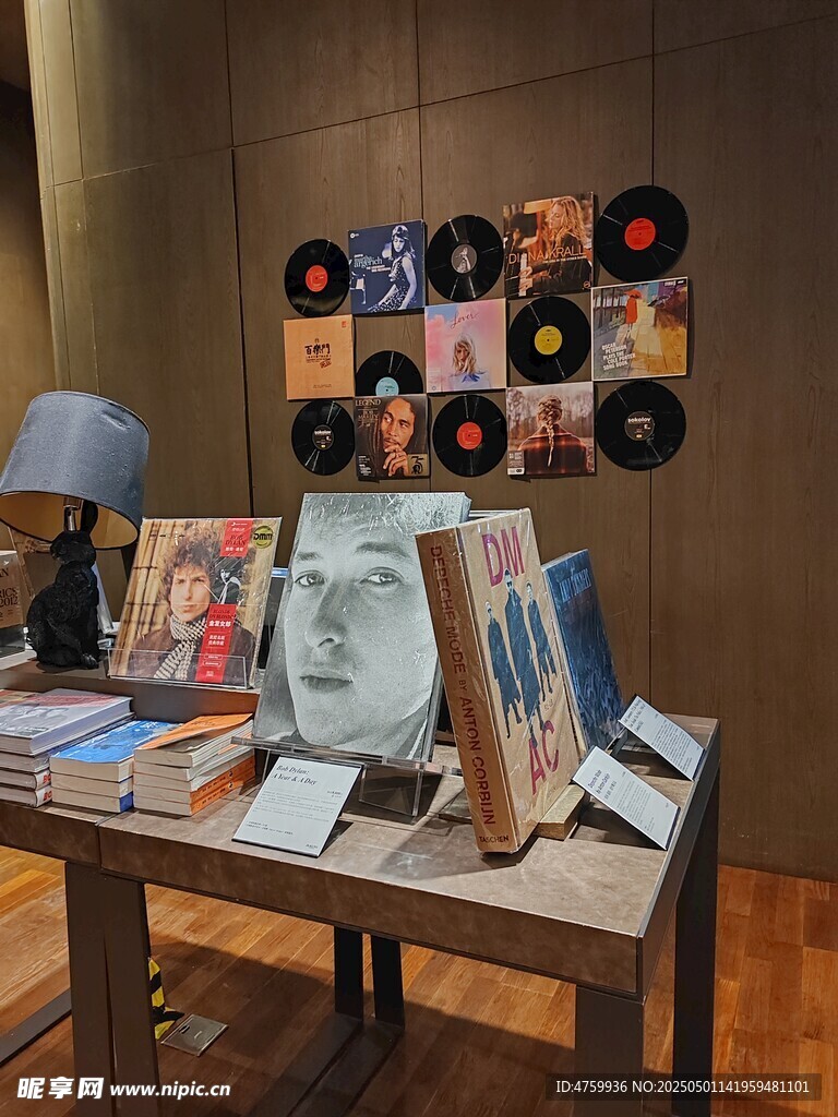 复古唱片展示桌与周边物品
