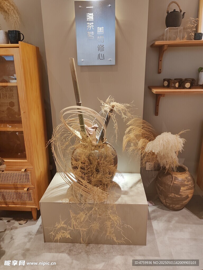 室内展示的古老雕塑艺术品