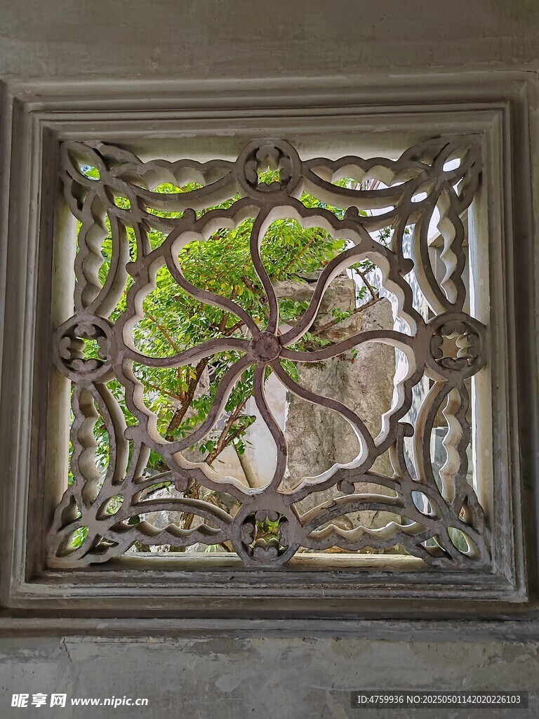 中式雕花窗棂古朴雅致