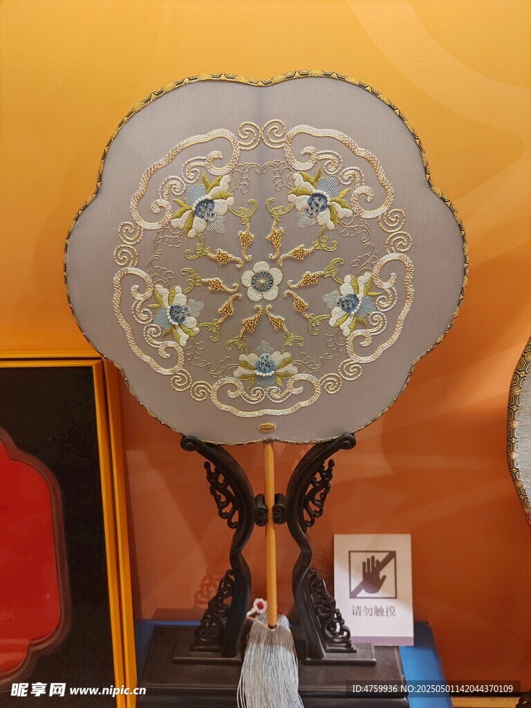 精美传统花纹中式团扇