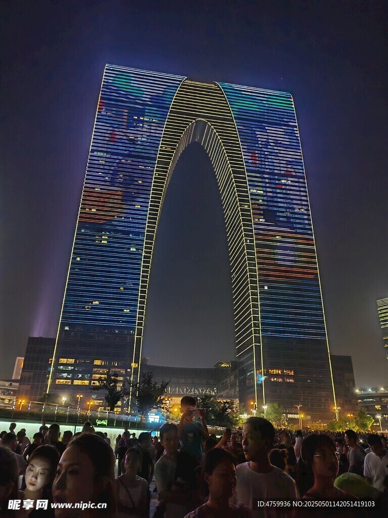 迪拜之窗夜景人群景观