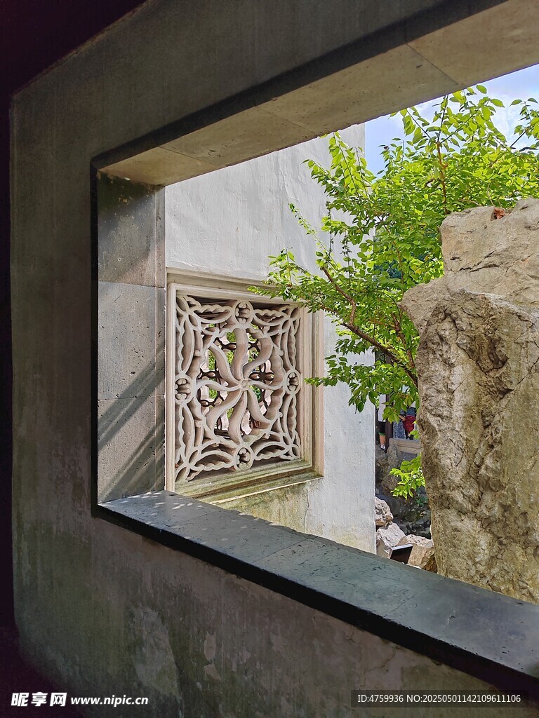 透过窗棂看中式景致