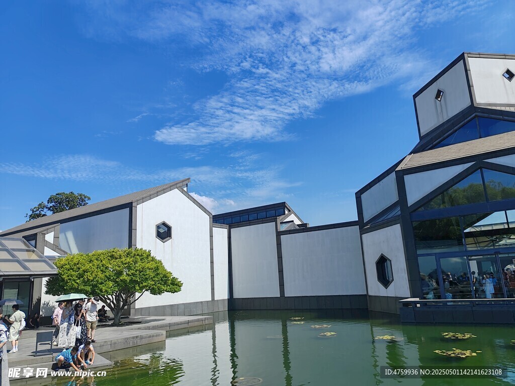 中式建筑旁的宁静水景