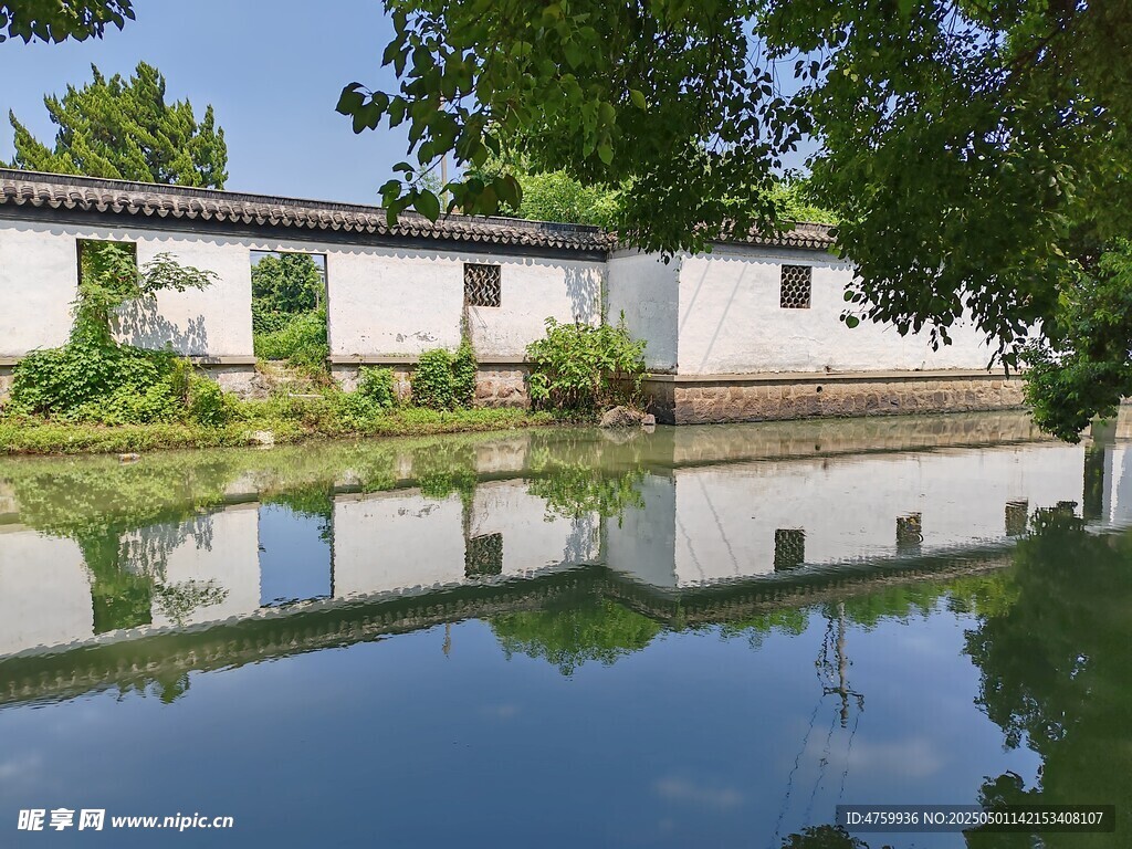 湖畔白墙屋 静谧水乡景