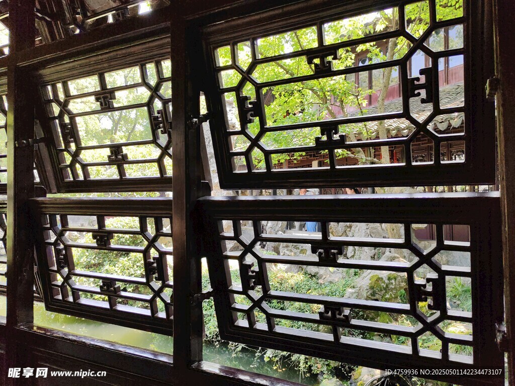 中式古典雕花窗棂