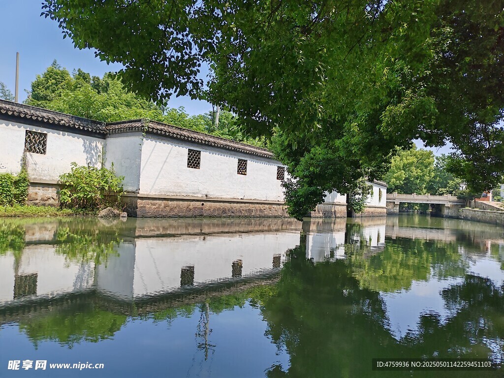 水乡白墙建筑倒影美景