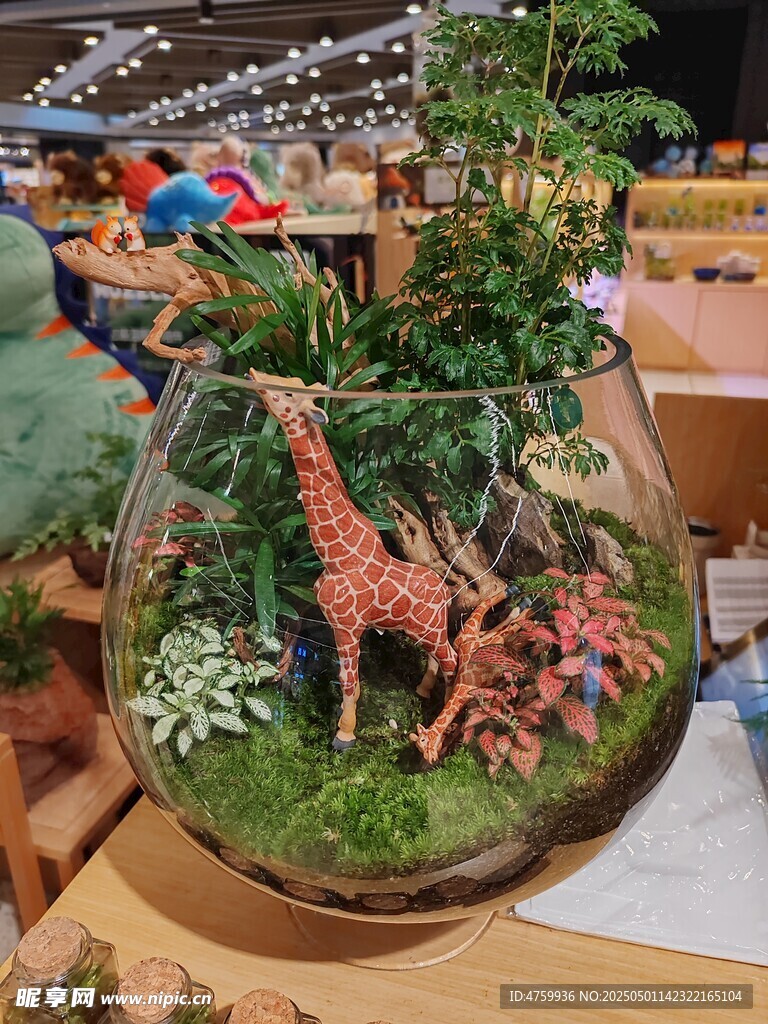 玻璃球内的长颈鹿微景观