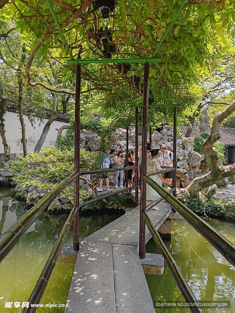 日式园林中的清幽木桥小径