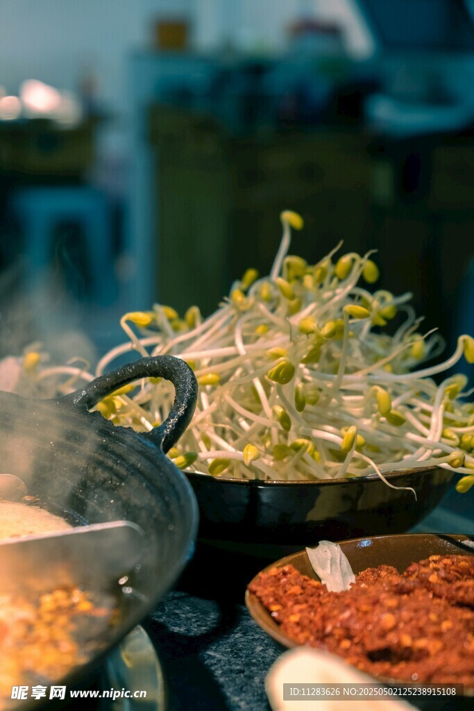 自助美食台上的多样菜品