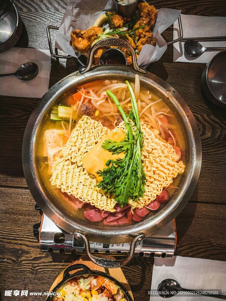 美味火锅热气腾腾上桌啦