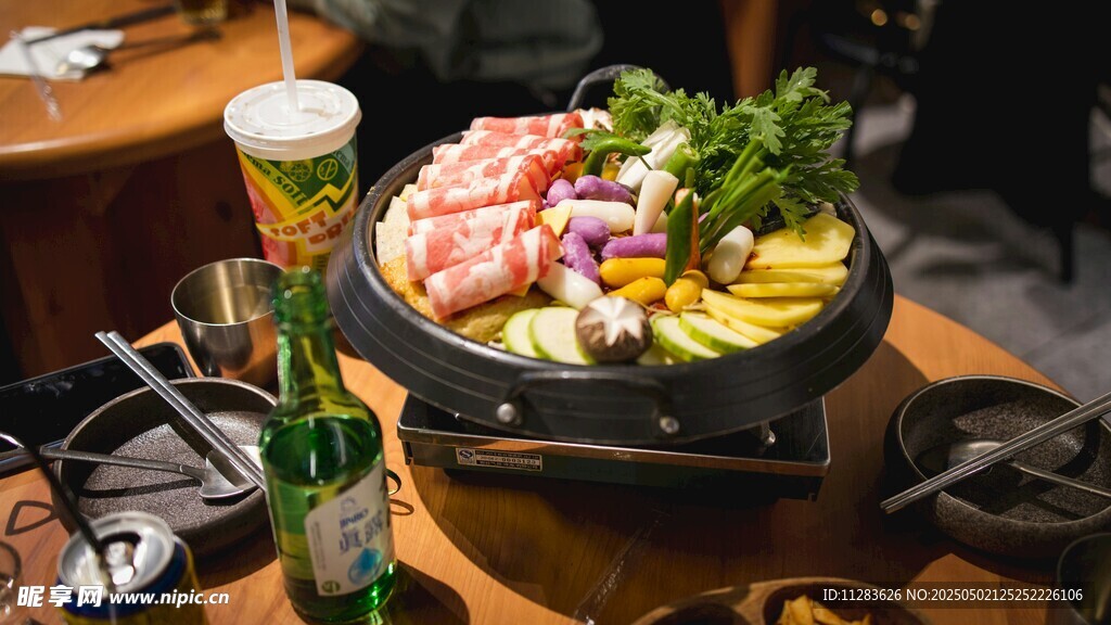 丰盛日式寿喜锅美食场景