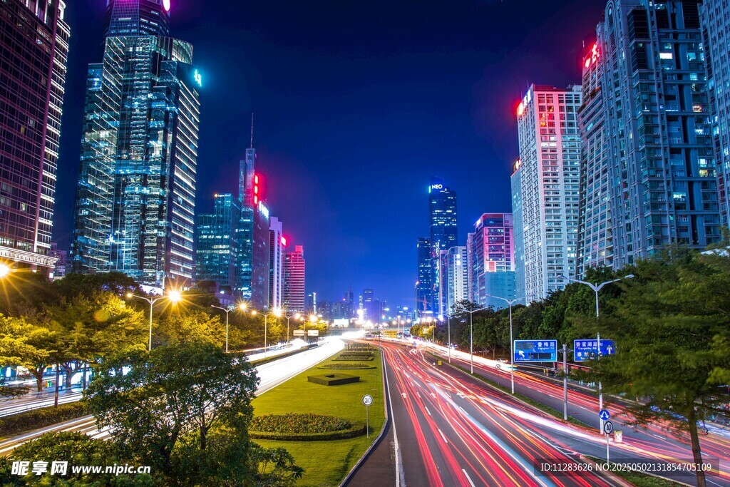 都市夜景车流璀璨瞬间