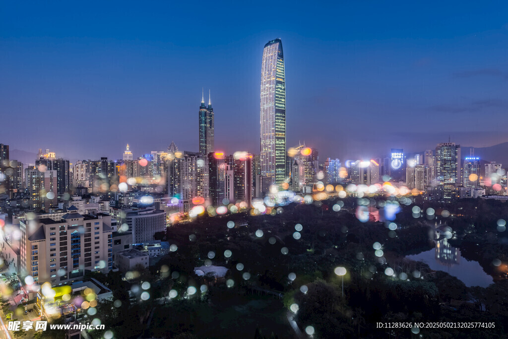 城市璀璨夜景高楼林立