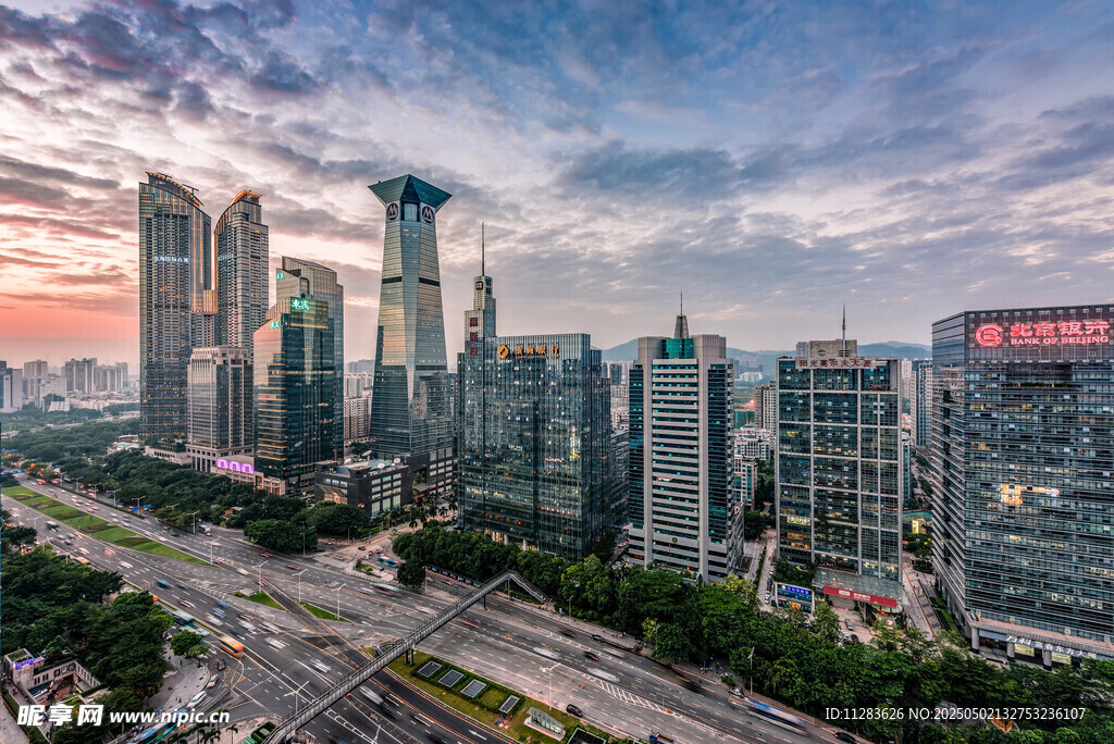城市天际线的壮丽黄昏景观
