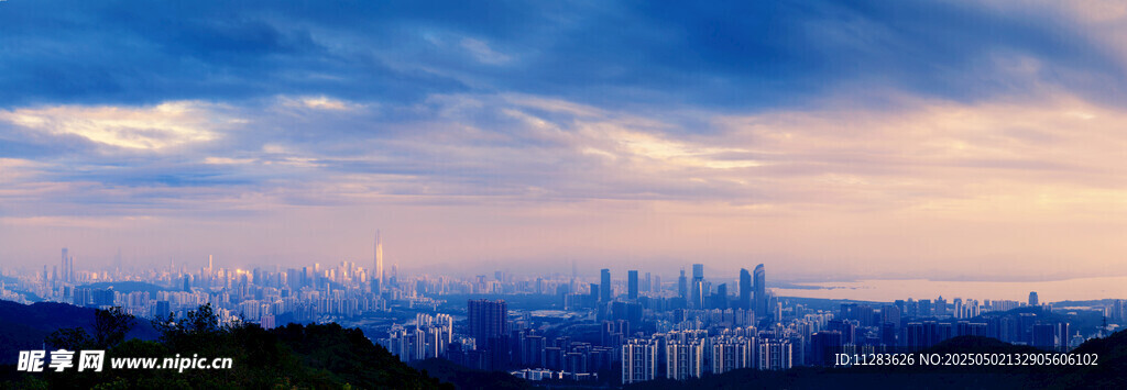 城市天际线的黄昏美景