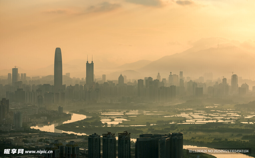 黄昏下的繁华都市景观
