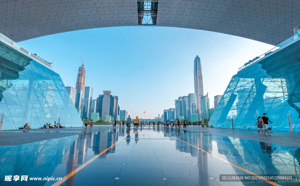 城市玻璃建筑下的开阔空间