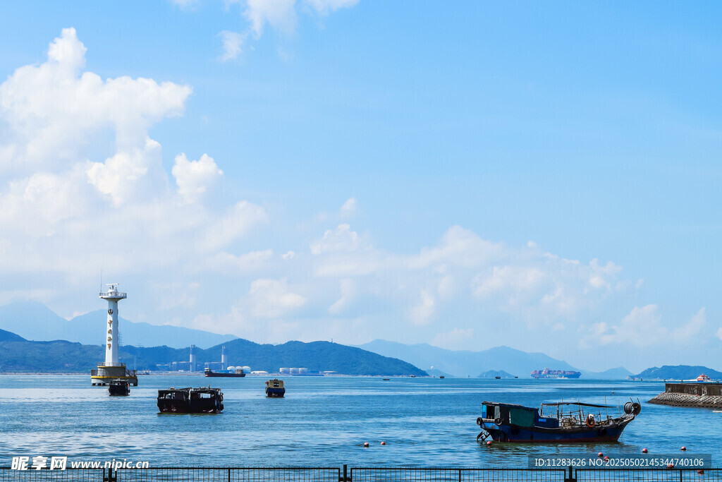 海上船只与远处山峦美景