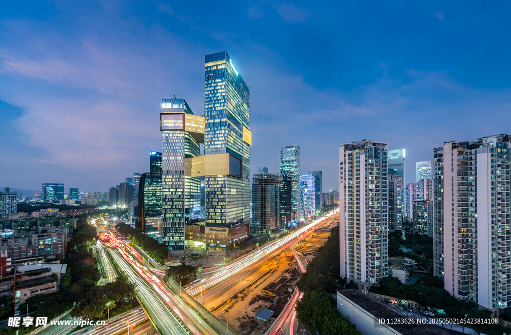 都市夜景中的繁华交通景象