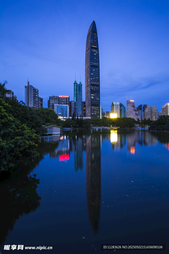 深圳地标夜景倒映湖面