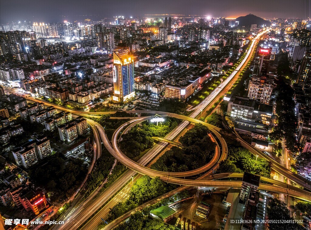 城市夜景中的繁华立交桥