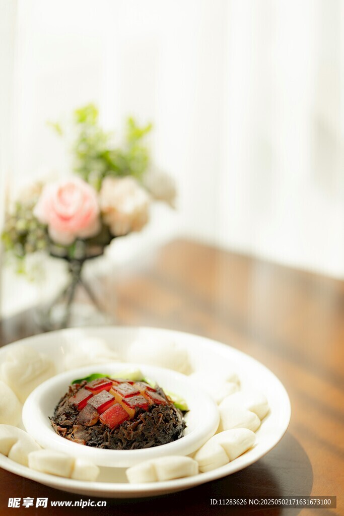精致盘中美食与花卉点缀