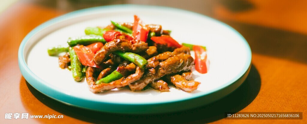 美味炒肉丝摆于盘中