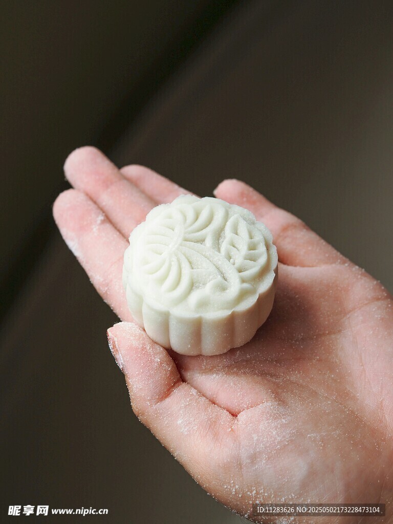 手中精致月饼
