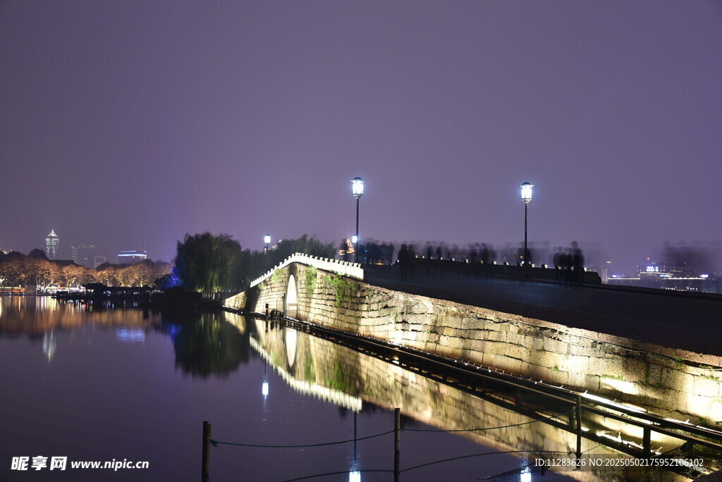 夜晚河畔石桥美丽景致