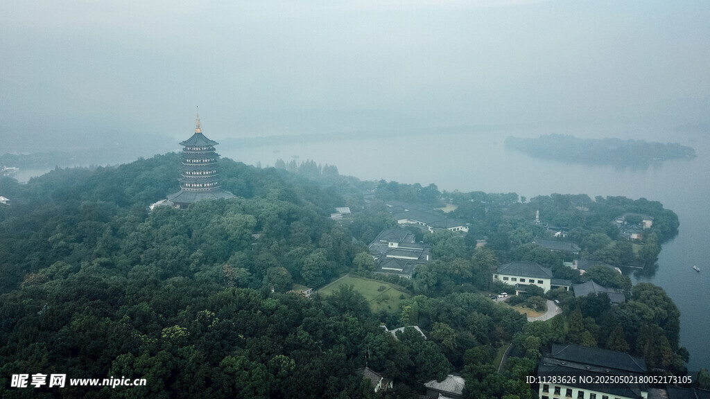 西湖美景中的葱郁山峦古塔
