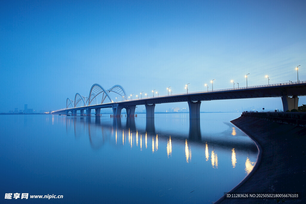 跨海大桥夜景美丽如画