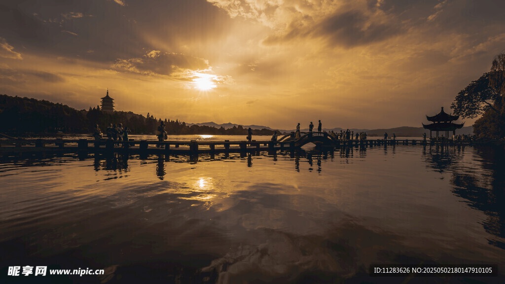 夕阳下宁静的水边美景