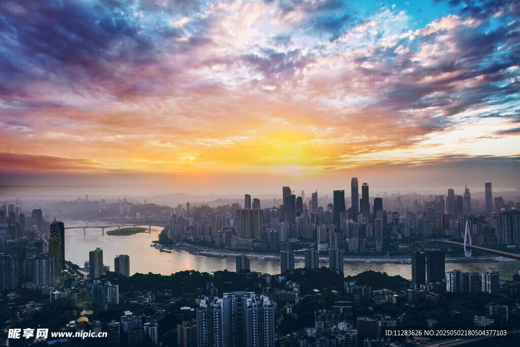 城市天际线的绚烂黄昏美景