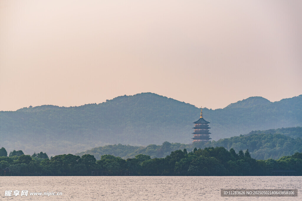 西湖边的宝塔与远山景色