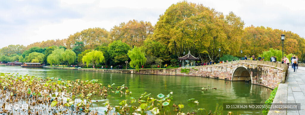 秋日湖畔石桥美景