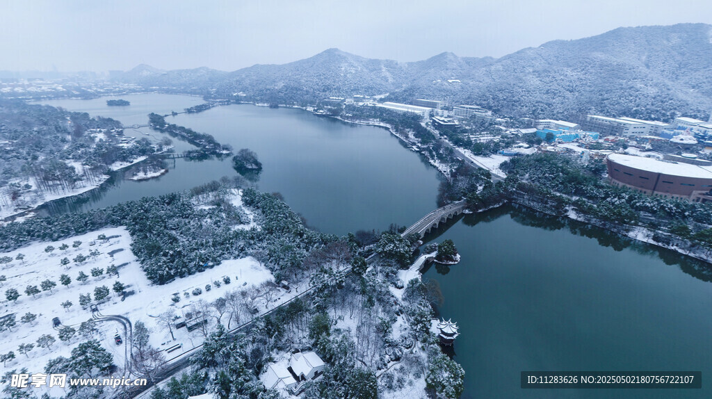冬日河畔雪景俯瞰图