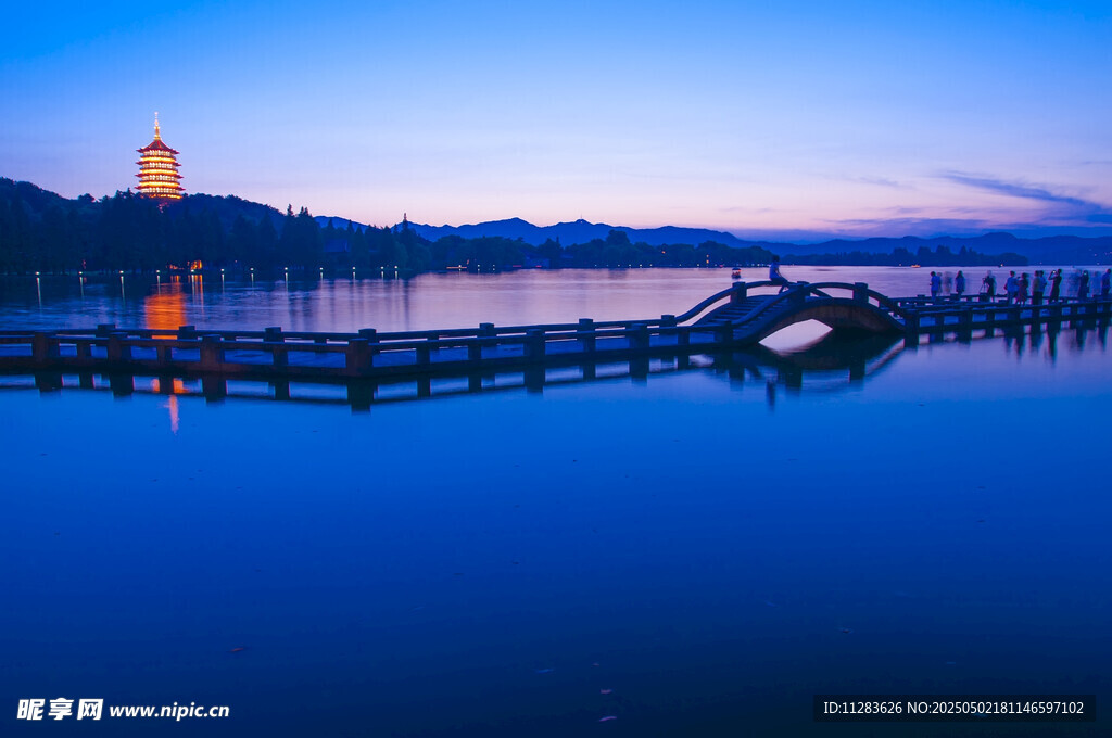 湖畔栈桥夜景 静谧美好