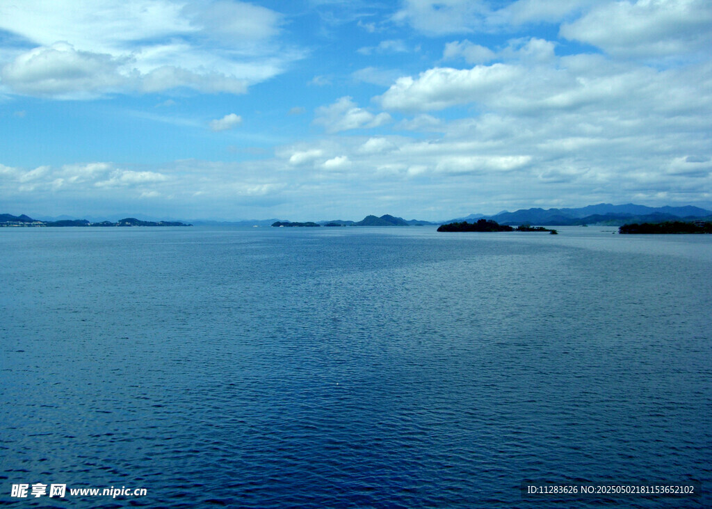 广阔海面与蓝天白云美景