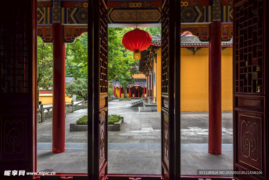古寺门景窥静谧禅境